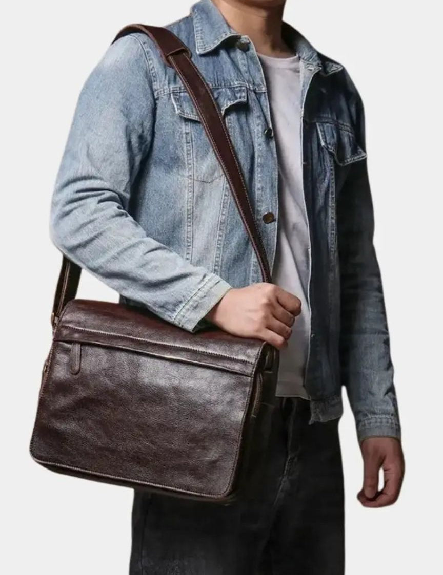 classic-messenger-leather-bag-cross-crown-984926.jpg